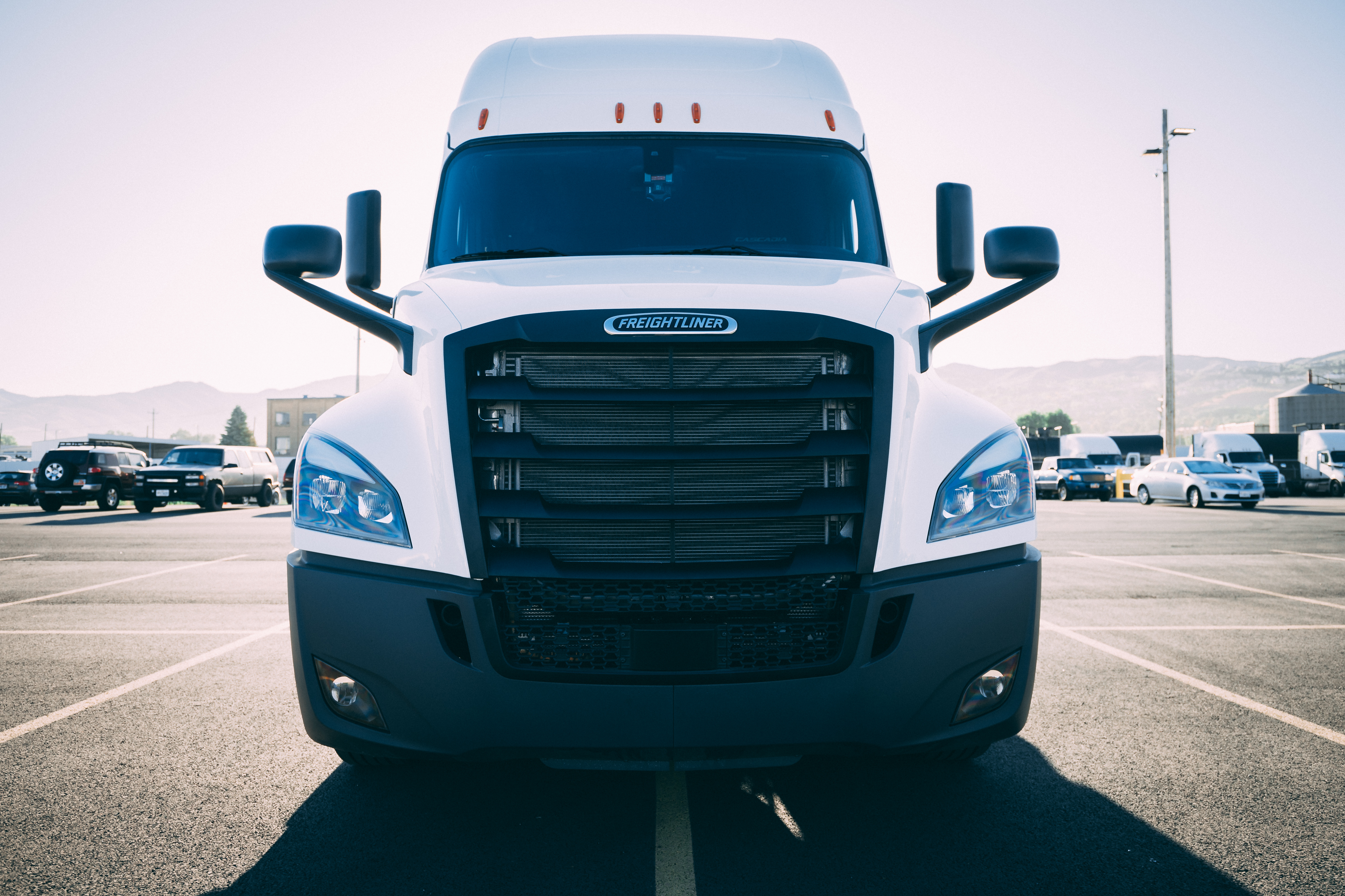 Freightliner Cascadia 2020 front view lights off